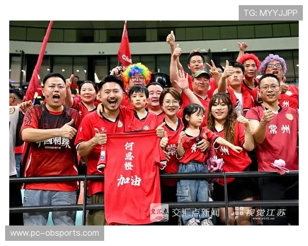 客场激情助威 芝加哥火焰球迷高举标语呐喊球队全力保级